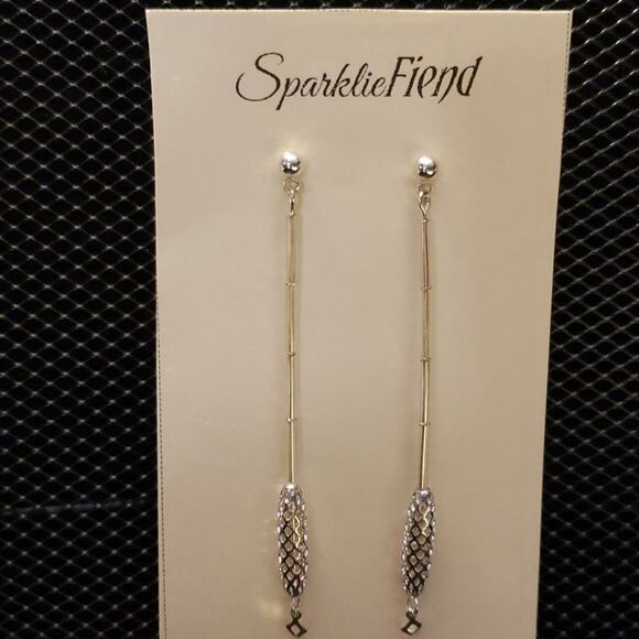 Sleek long silver post earrings - Picture 4 of 8